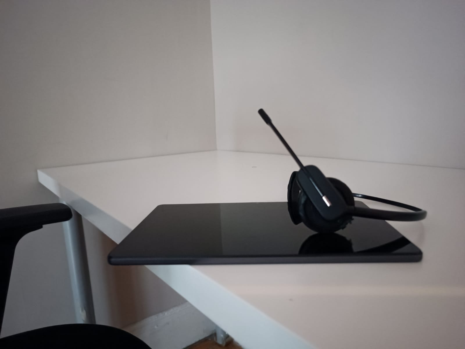 Pinganillo y tablet representación oficina virtual